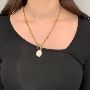 Collier maille Figaro dorée avec perle baroque et fermoir en T pour femmes