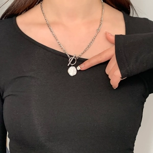 Gros plan du collier perle baroque avec chaîne argentée épaisse et fermoir à bascule OT