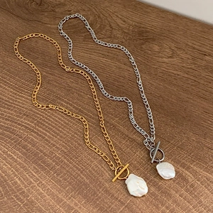 Colliers Figaro or et argent avec perles baroques et fermoirs OT sur fond de bois sombre