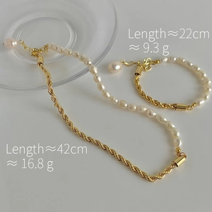 Vue détaillée du collier en perles de culture baroques et du bracelet torsadé