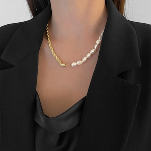 Collier élégant avec chaîne torsadée dorée et perles d'eau douce sur mannequin