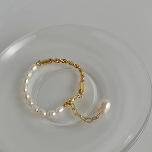 Détail du bracelet fait main avec perle baroque et chaîne torsadée plaquée or