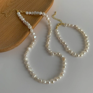 Ensemble collier et bracelet en perles d'eau douce baroques avec fermoir plaqué or