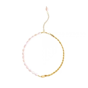 Collier asymétrique en perles baroques et chaîne torsadée dorée, longueur ajustable