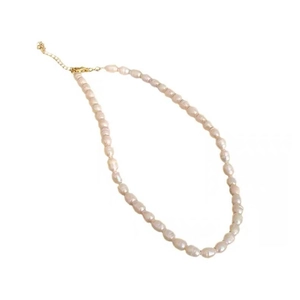 Collier élégant en perles d'eau douce avec fermoir mousqueton doré et chaîne ajustable