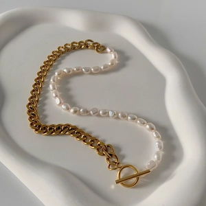 Halskette mit Barockperlen und goldener Gliederkette mit OT-Verschluss auf Dekoschale
