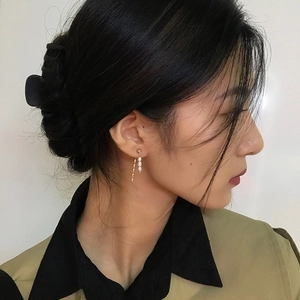 Elegant gold pearl drop earrings featuring long tassel chains for a minimalist look
