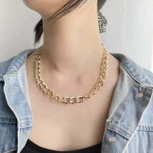 Minimalistische goldene Gliederkette mit herzförmigen Ringen und OT-Knebelverschluss