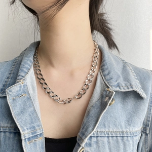 Detailansicht der silbernen Gliederkette mit Knebelverschluss auf einer Jeansjacke