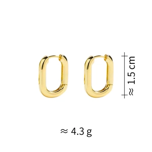 Vue détaillée de boucles d'oreilles ovales dorées en U avec taille de 1,5 cm et fini poli
