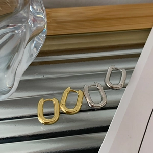 Boucles d'oreilles créoles ovales en U or et argent sur base en métal poli