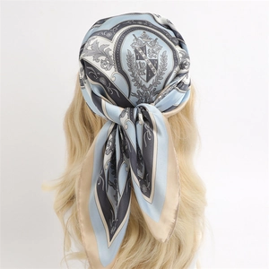 Foulard di seta stile inglese con stemma vintage e motivi barocchi