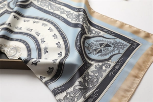 Dettaglio di un foulard in seta barocca con eleganti motivi di carrozze e texture