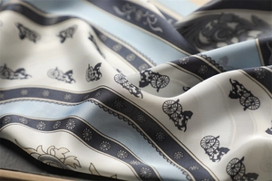 Dettaglio di elegante foulard in seta con motivo di carrozza vintage e trama liscia