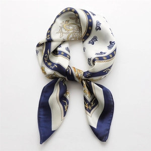 Dettaglio di un foulard in seta con motivo di carrozza classica e decori barocchi