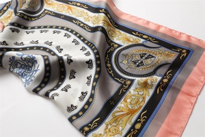 Dettaglio di un foulard di seta satinata con motivi barocchi, carrozze e stemmi araldici