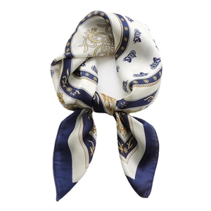 Foulard di seta stile inglese con carrozze blu reale e motivi barocchi dorati