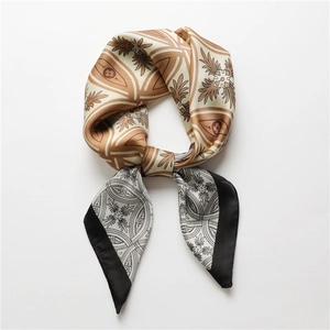 Carré de soie vintage à motif trèfle à quatre feuilles avec élégants motifs baroques marron