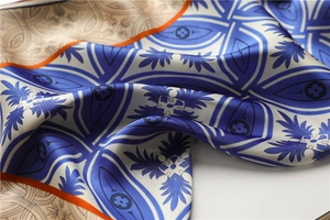 Vue détaillée d'un foulard en soie vintage avec motifs floraux et finition satinée