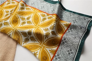 Vue détaillée du foulard en soie vintage à motif trèfle et bords roulés finis