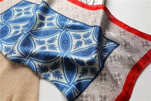 Détail d'un foulard en soie vintage à motif bleu avec des bordures rouges élégantes