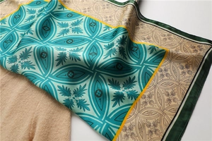 Détail de la texture du foulard en soie vintage sur fond en tissu beige