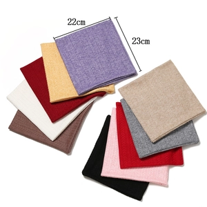 Détail de tour de cou en tricot torsadé multicolore avec dimensions de 22x23 cm