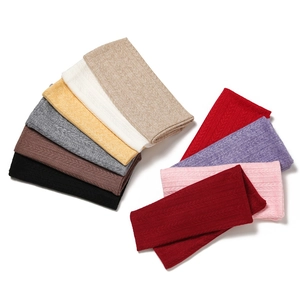Vue détaillée de dix couleurs d'écharpes en tricot torsadé avec une texture douce d'hiver