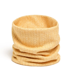 Texture détaillée de tricot d'un tour de cou jaune gingembre avec motif de blé