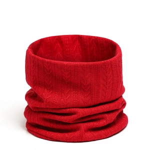 Détail de la texture tricotée rouge du cache-col avec motifs de blé en relief épais