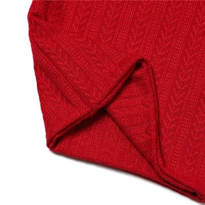 Gros plan sur écharpe tricotée rouge avec motifs épis de blé et texture épaisse