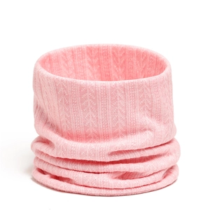 Détail d'un tour de cou en tricot rose clair montrant les motifs d'épis et de côtes