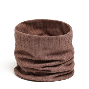 Détail d'un tour de cou en tricot marron café avec texture motif blé élégante