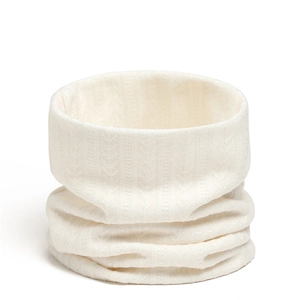 Détail du col roulé tricoté crème montrant les rayures et motifs de feuilles