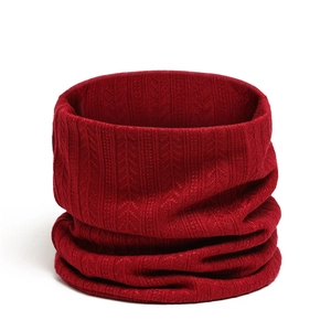 Gros plan d'un tour de cou tricoté rouge foncé avec motif blé et maille côtelée