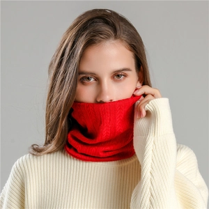 Tour de cou en tricot rouge vif à motif épi de blé porté avec un pull beige