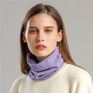 Tour de cou violet en maille avec motif torsadé élégant et texture côtelée douce
