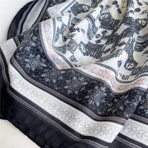 Dettaglio di sciarpa leggera con stampa geometrica etnica e trama in chiffon morbido