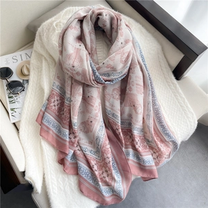Sciarpa lunga etnica bohémien con stampe geometriche blu su morbido chiffon rosa cipria