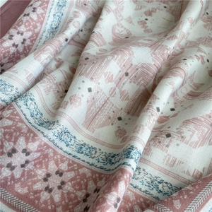 Primo piano di sciarpa leggera in cotone con motivi floreali vintage e trama a crêpe