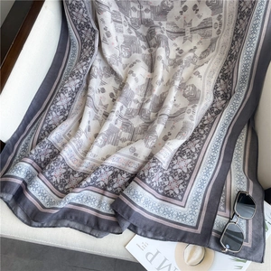 Dettaglio ravvicinato della sciarpa in cotone e lino con motivi floreali stile vintage