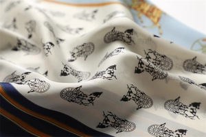 Detailaufnahme der luxuriösen Seidenschal-Textur mit Vintage-Pferdekutschen-Mustern