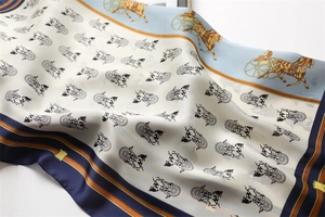 Nahaufnahme eines luxuriösen Seidenschals mit Kutschenmuster und weicher Textur