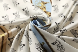 Makroaufnahme von Luxus-Seidenschal mit goldenem Kutschenmuster und glatter Satin-Textur