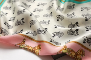 Makroaufnahme von luxuriösem Seidenschal mit Kutschenmotiven und Pastell-Farbrändern