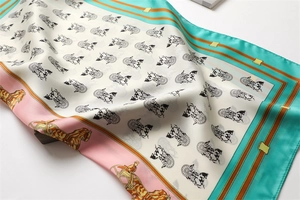 Detailansicht eines luxuriösen Seidenschals mit Vintage-Pferdekutschenmuster in Rosa und Grün