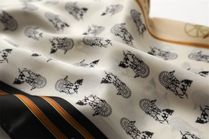Detailaufnahme von Seidenschal mit Kutschenmotiven und gestreiftem Rand-Design