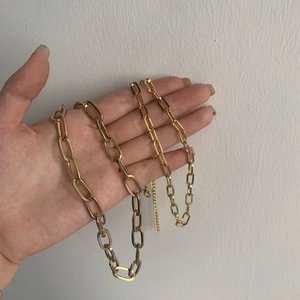 Collana a catena a graffetta dorata in stile punk minimalista da donna con design a strati