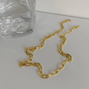 Dettaglio della collana a catena a maglie grosse placcata oro con chiusura a moschettone