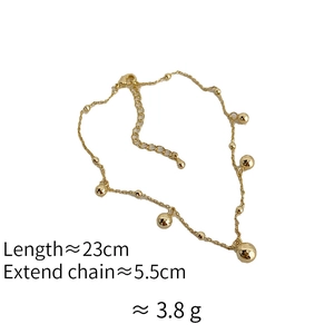 Dettaglio della cavigliera a sfere dorate con lunghezza 23cm e catena da 5,5cm